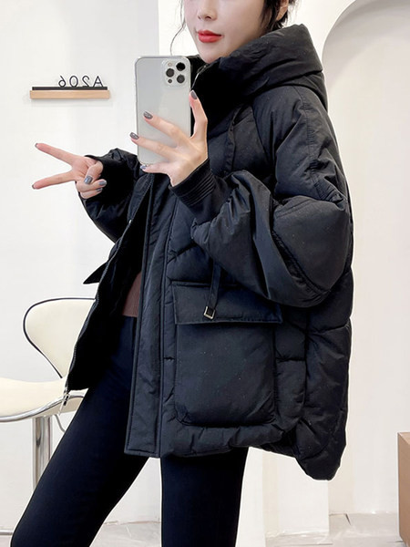 Aszimmetrikus női téli kabát kapucnival piros és fekete színben