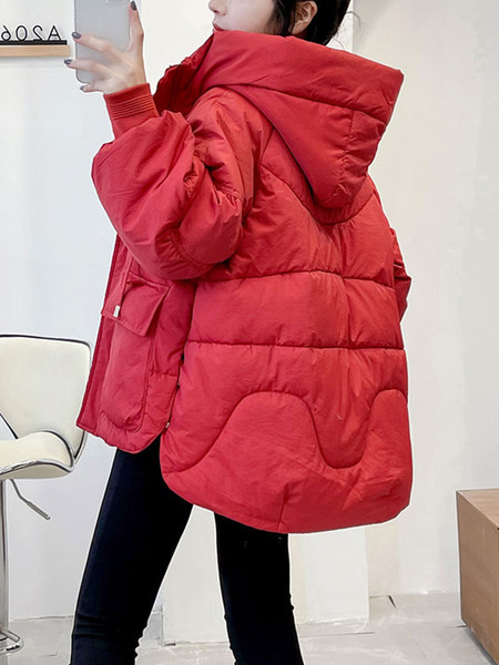 Aszimmetrikus női téli kabát kapucnival piros és fekete színben