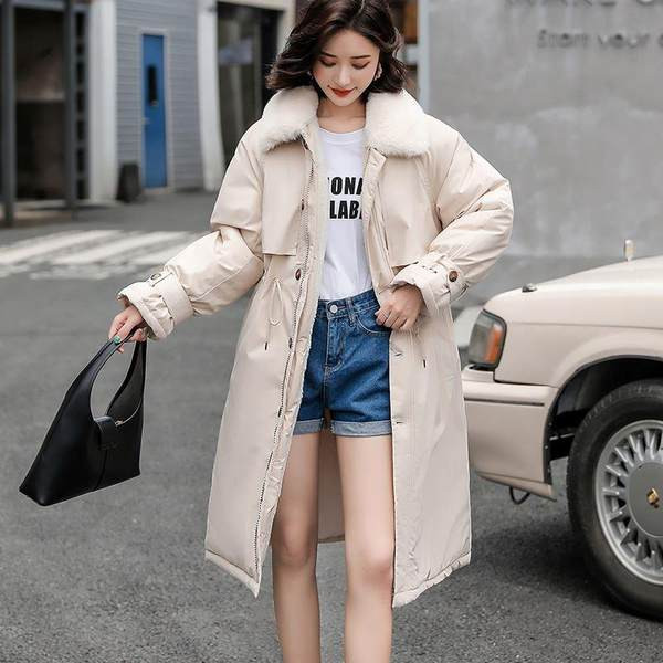 Hosszú női kabát gombokkal és gallérral