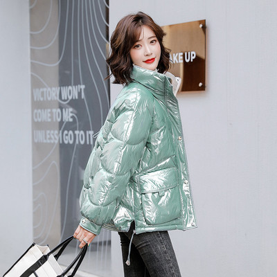 Széles modell női téli kabát magas gallérral és fűzővel