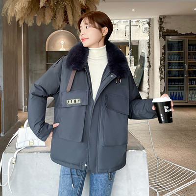 Új modell kabát zsebekkel és gallérral