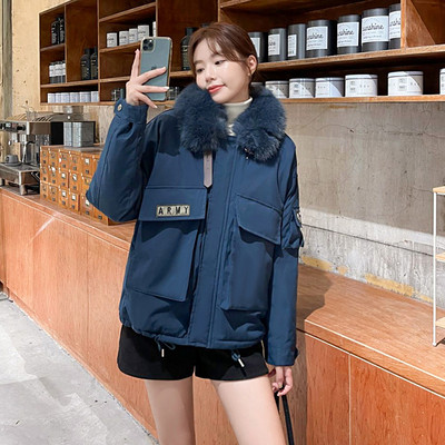 Új modell kabát zsebekkel és gallérral