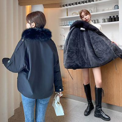 Új modell kabát zsebekkel és gallérral