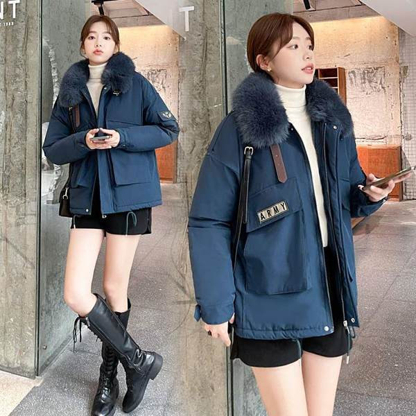 Új modell kabát zsebekkel és gallérral