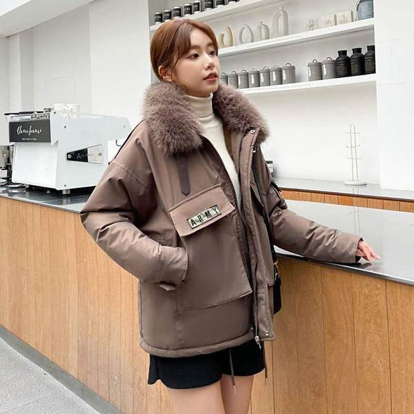 Új modell kabát zsebekkel és gallérral