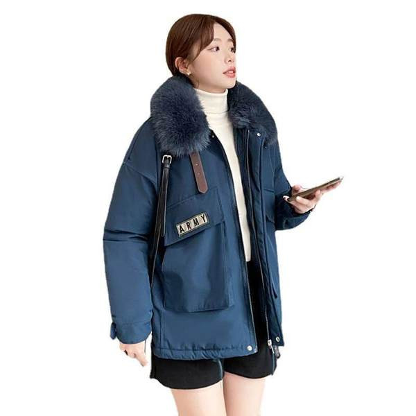 Új modell kabát zsebekkel és gallérral