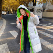 Hosszú női téli kabát kapucnival és zsebekkel