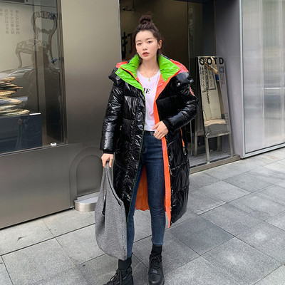 Hosszú női téli kabát kapucnival és zsebekkel