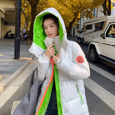 Hosszú női téli kabát kapucnival és zsebekkel