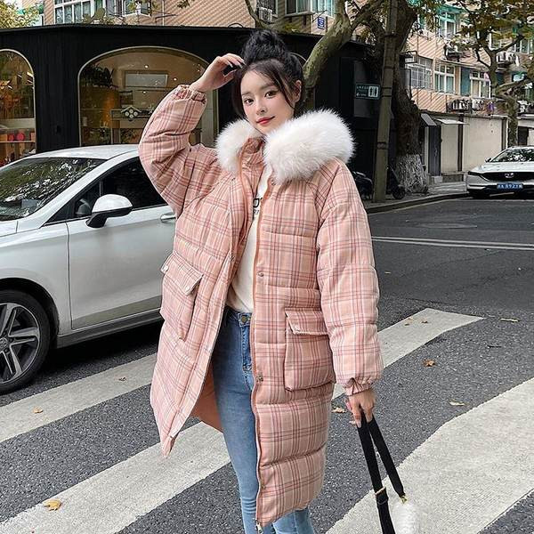 Hosszú kockás kabát pehelytal és zsebekkel