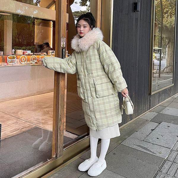 Hosszú kockás kabát pehelytal és zsebekkel