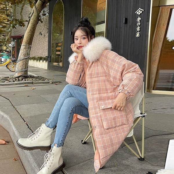 Hosszú kockás kabát pehelytal és zsebekkel