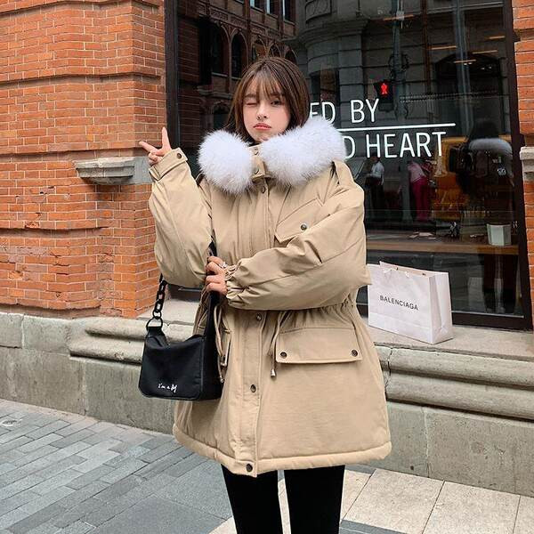 Ingyenes modell női kabát meleg béléssel és pehely kapucnival