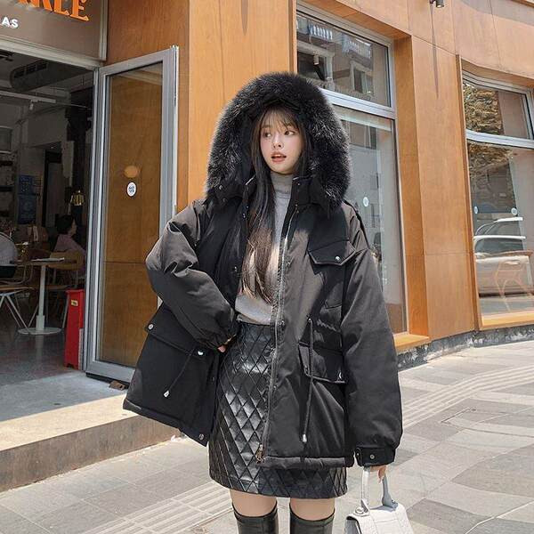 Ingyenes modell női kabát meleg béléssel és pehely kapucnival