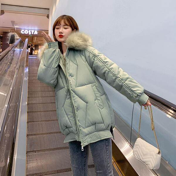 Rövid női kabát melegítő pehelygallérral