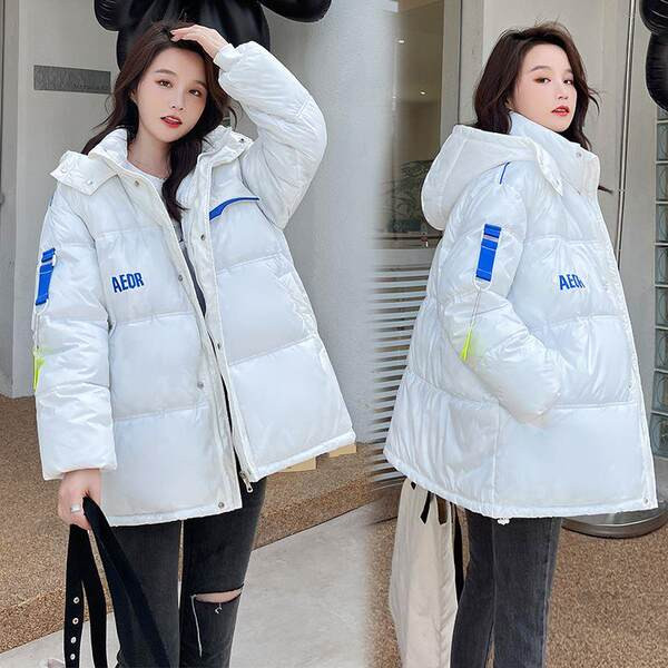 Széles női kabát kapucnival és gombokkal