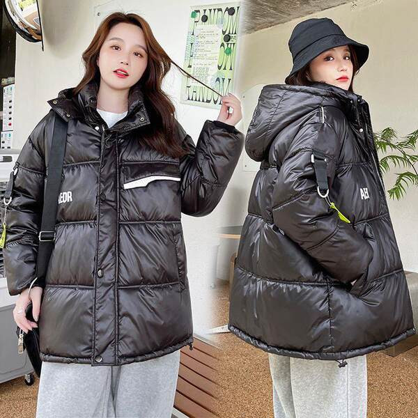 Széles női kabát kapucnival és gombokkal