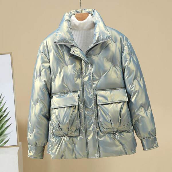 Korszerű női kabát magas gallérral és zsebekkel