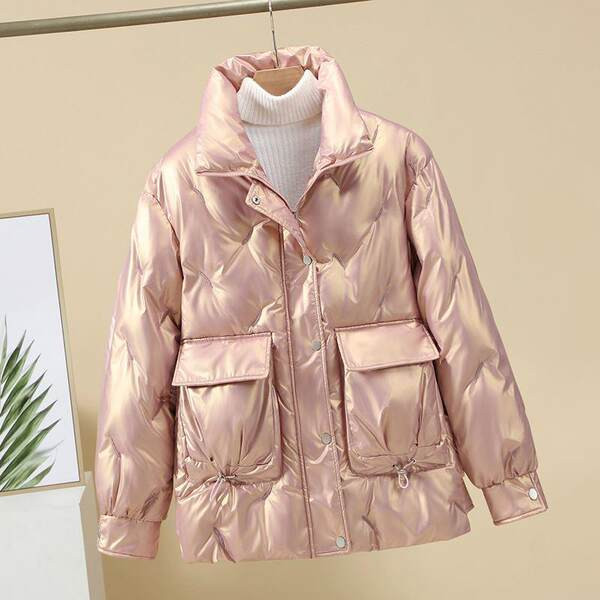 Korszerű női kabát magas gallérral és zsebekkel