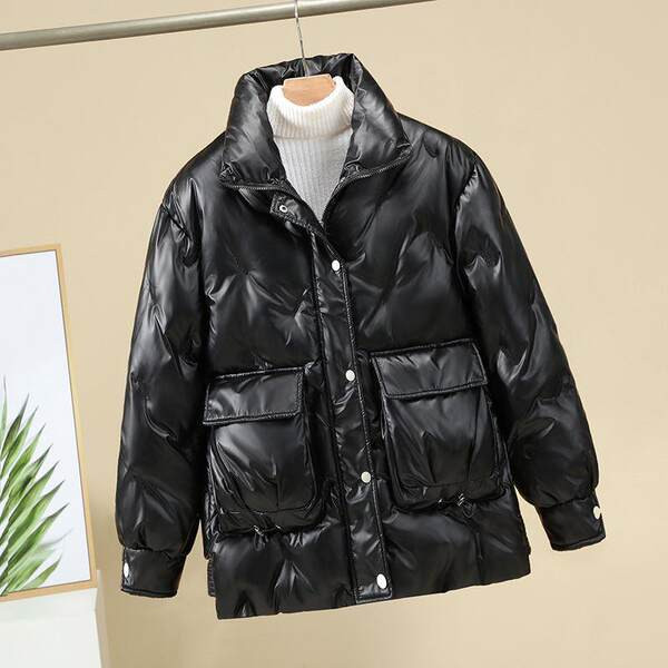 Korszerű női kabát magas gallérral és zsebekkel