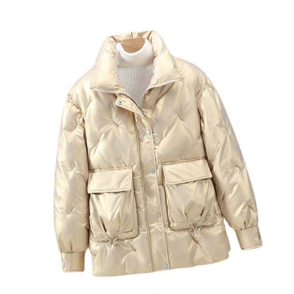 Korszerű női kabát magas gallérral és zsebekkel