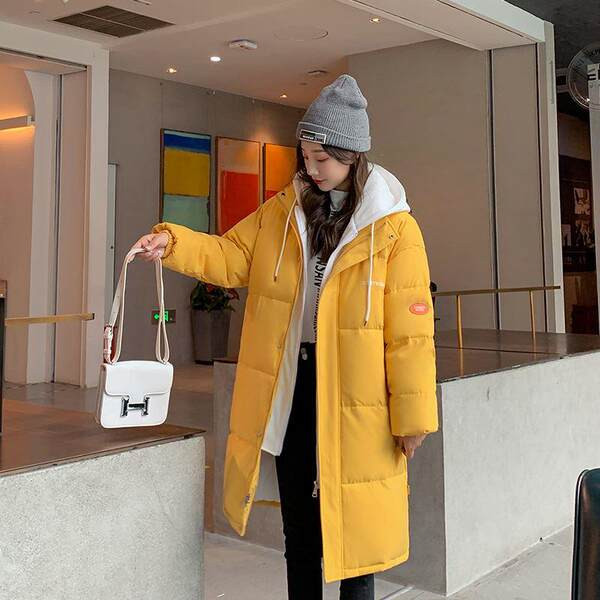 Női hosszú kabát kapucnival és emblémával