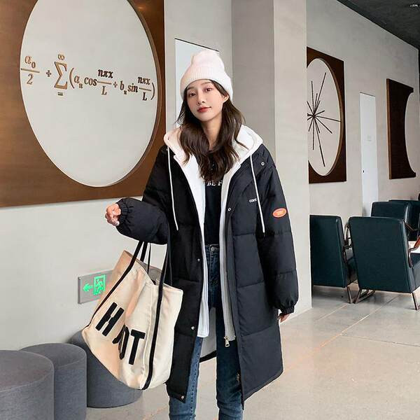 Női hosszú kabát kapucnival és emblémával