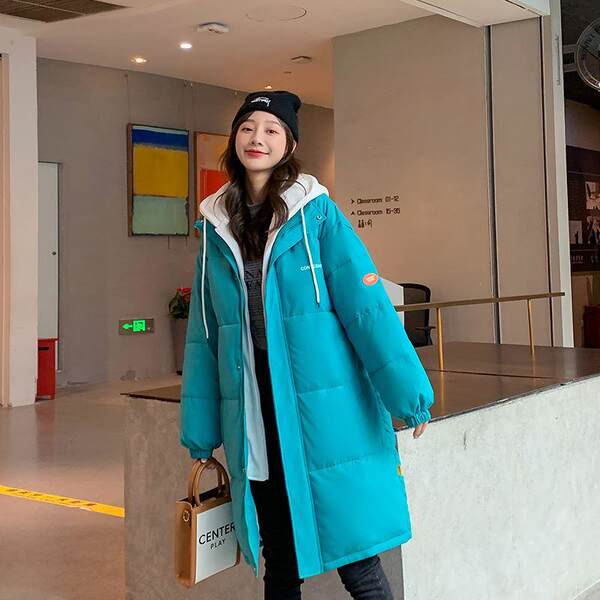 Női hosszú kabát kapucnival és emblémával