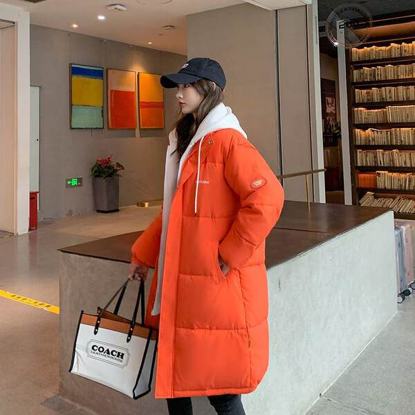 Női hosszú kabát kapucnival és emblémával