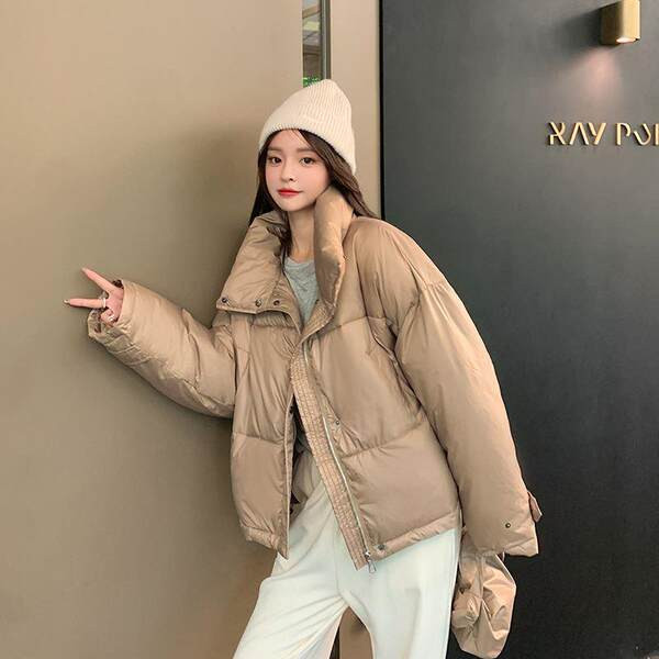 Ingyenes modell női kabát magas gallérú gombokkal