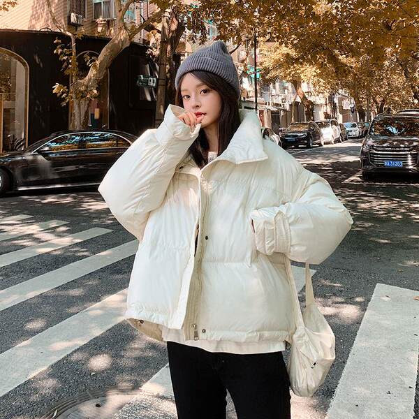 Ingyenes modell női kabát magas gallérú gombokkal