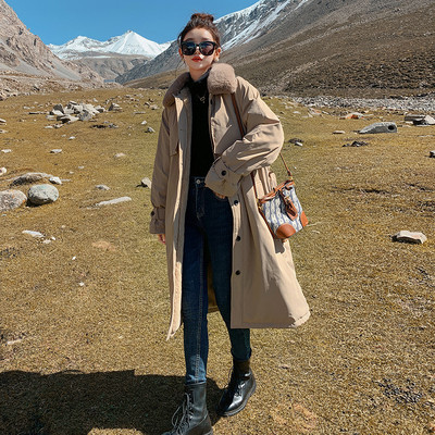 Hosszú női kabát tollas gallérral