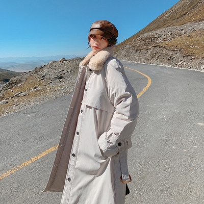 Hosszú női kabát tollas gallérral