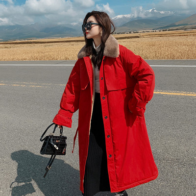 Hosszú női kabát tollas gallérral