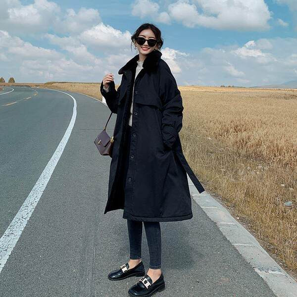 Hosszú női kabát tollas gallérral