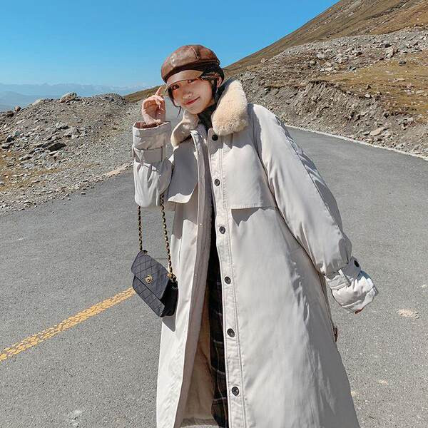 Hosszú női kabát tollas gallérral