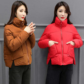 Rövid női kabát zsebekkel és magas gallérral