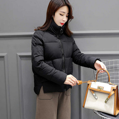 Rövid női kabát zsebekkel és magas gallérral