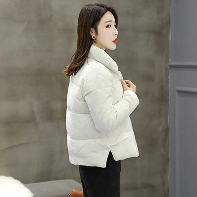 Rövid női kabát zsebekkel és magas gallérral