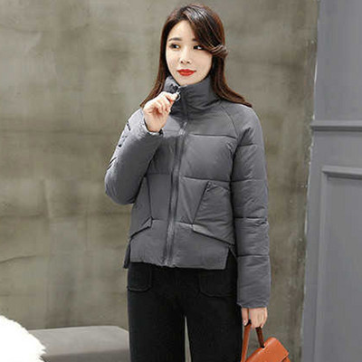 Rövid női kabát zsebekkel és magas gallérral