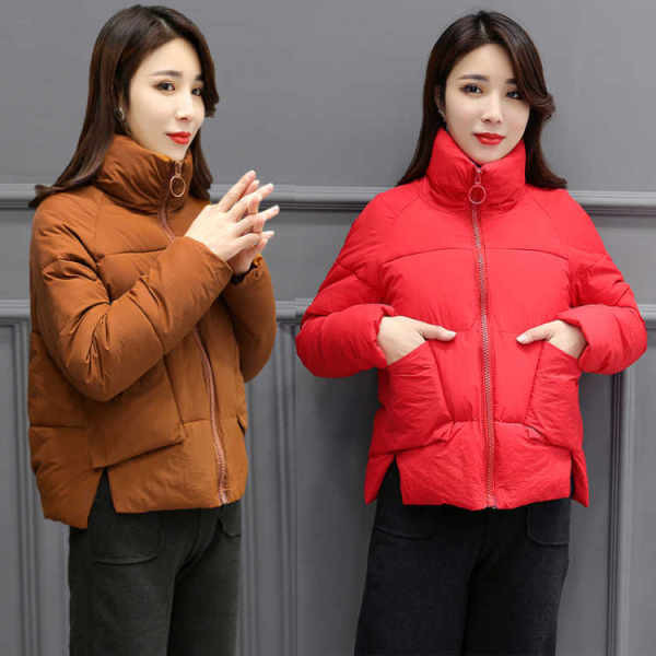 Rövid női kabát zsebekkel és magas gallérral