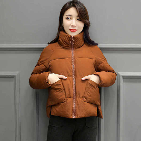 Rövid női kabát zsebekkel és magas gallérral