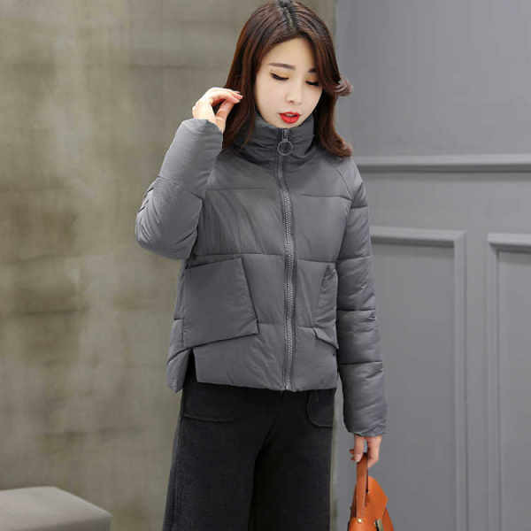 Rövid női kabát zsebekkel és magas gallérral