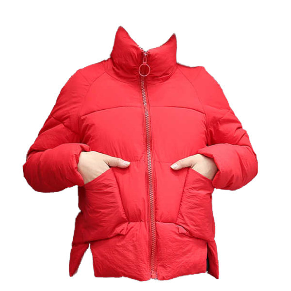 Rövid női kabát zsebekkel és magas gallérral