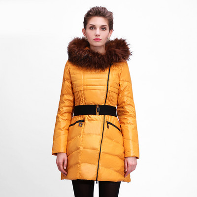 Közepes hosszúságú téli kabát és deréköv