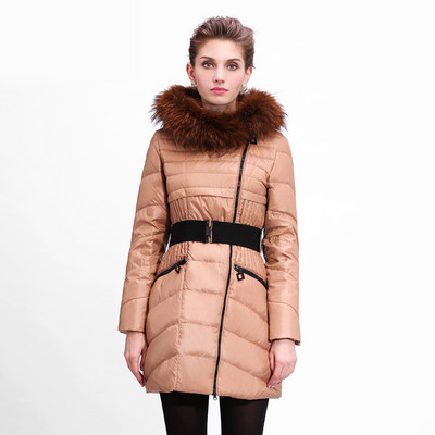 Közepes hosszúságú téli kabát és deréköv