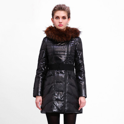 Közepes hosszúságú téli kabát és deréköv