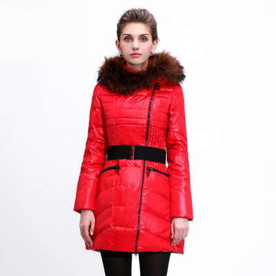 Közepes hosszúságú téli kabát és deréköv