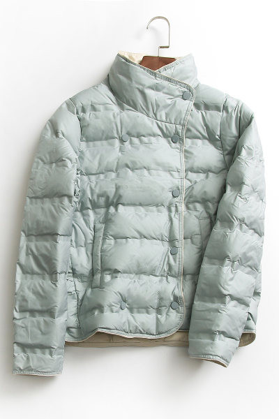 Női rövid kabát magas gallérral és gombos rögzítéssel