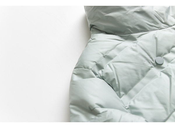 Női rövid kabát magas gallérral és gombos rögzítéssel